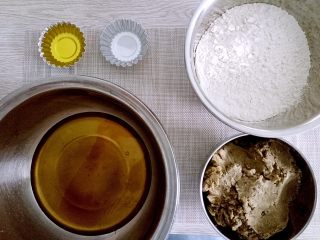 1、月饼#小胖手作，送礼更要送健康#,家里刚好有绿豆，自己炒的，红豆沙更好吃，枧水没有的话，用苏打水，小苏打和水1:3调制 转化糖浆是白砂糖和柠檬汁熬的，