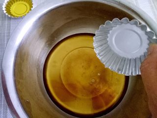 2、月饼#小胖手作，送礼更要送健康#,转化糖浆里面加枧水