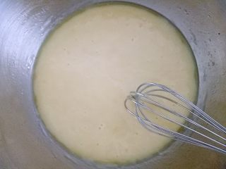 4、月饼#小胖手作，送礼更要送健康#,用打蛋器打匀