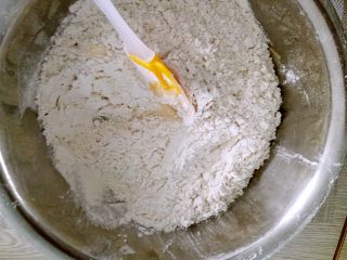 6、月饼#小胖手作，送礼更要送健康#,用刮刀拌压均匀和成面团