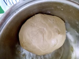 7、月饼#小胖手作，送礼更要送健康#,和好的面团放到冰箱冷藏一个小时以上