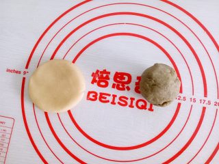 8、月饼#小胖手作，送礼更要送健康#,我用的是小饼模，30克饼皮 30克豆沙馅（我看菜谱有大神是10克饼皮40克豆沙，原谅臣妾做不到啊，技术好的童鞋可以减少饼皮的用量）