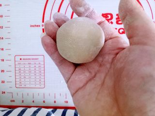 10、月饼#小胖手作，送礼更要送健康#,收口，第一次做，没把握，在面团上面均匀的团了点熟面粉，好脱模，