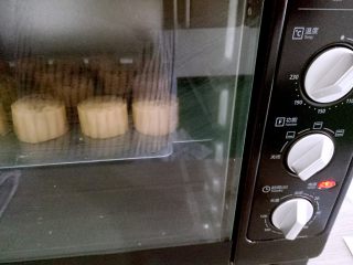 12、月饼#小胖手作，送礼更要送健康#,烤箱提前预热，上下180度，烤5分钟，刷上蛋液，（一个鸡蛋我去掉了三份之二蛋白，保留蛋黄和三分之一蛋白，搅拌均匀，刷在月饼表面，有耐心的可以