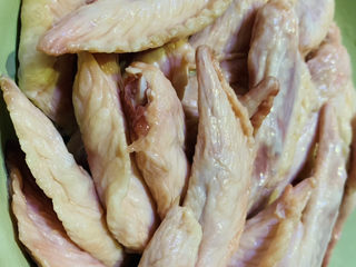 1、卤鸡翅尖,将鸡翅用清水清洗干净