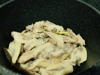 5、卤鸡翅尖,倒入鸡翅尖