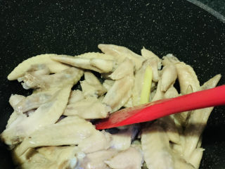 6、卤鸡翅尖,大火翻炒