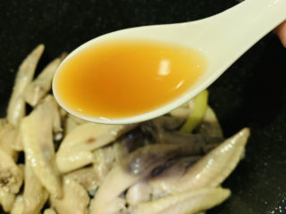 7、卤鸡翅尖,加料酒炝香