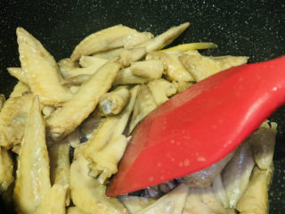 9、卤鸡翅尖,翻炒均匀