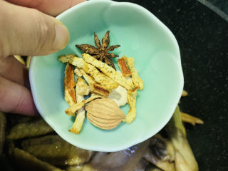 10、卤鸡翅尖,加入香料