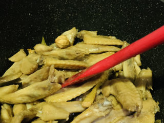 11、卤鸡翅尖,继续翻炒一下，加入可乐