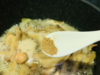 12、卤鸡翅尖,大火烧开，加少许十三香