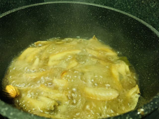 13、卤鸡翅尖,转中小火，卤20分钟