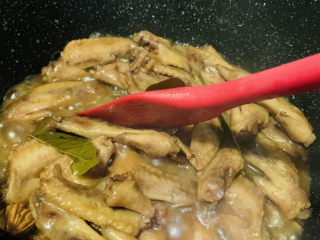 14、卤鸡翅尖,卤过程中，要翻拌一下