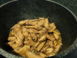 15、卤鸡翅尖,卤汁变浓时，转大火，收汁，起锅