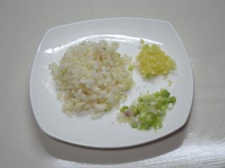 1、照烧小丸子,马蹄去皮剁碎、生姜、香葱剁碎。