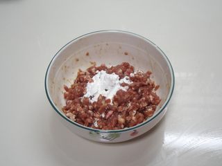 2、照烧小丸子,猪绞肉加入生抽、盐、胡椒粉、玉米淀粉拌匀，用筷子搅拌至起胶。