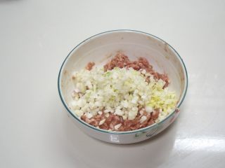 3、照烧小丸子,加入蛋清拌匀，再加入马蹄、姜蓉、葱粒用手搅拌均匀，加入香油拌匀。