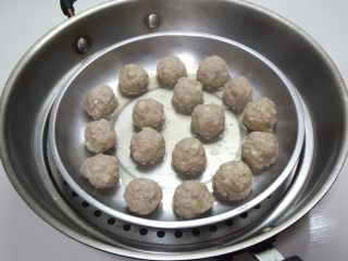 6、照烧小丸子,蒸好的丸子用网筛沥净水。