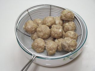 7、照烧小丸子,蒸好的丸子用网筛沥净水。