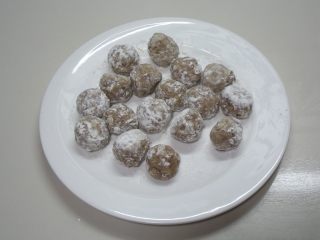 8、照烧小丸子,取一大盘放上玉米淀粉20克，将丸子裹上薄薄的一层淀粉。