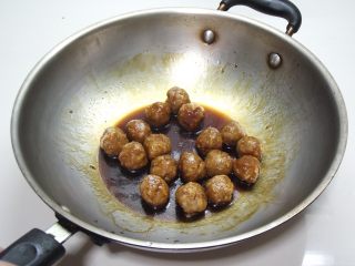 11、照烧小丸子,加入煎好的丸子，继续用小火慢煮，约10秒钟。