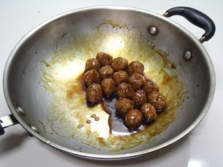 12、照烧小丸子,至酱汁中的砂糖溶化，变的浓稠沾在丸子上即可。