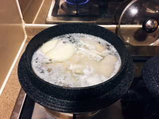 2、韩式鸡汤面,加大约1升水，大火煮开。煮出浮沫，就稍微调小点火，用漏斗捞出浮沫，再转大火。再出现浮沫，就调小点火，捞出浮沫。如此往复5-6次，浮沫明显减少，就转最小火，盖上锅盖，焖煮1小时。