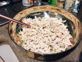 4、韩式鸡汤面,鸡肉不烫手了，就可以趁热上手撕，如果是鸡胸，可以全部撕成细丝；如果像小七一样用了鸡柳，可以撕成这样短一点的小块。