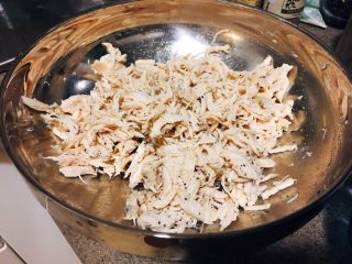 5、韩式鸡汤面,撕好的鸡肉加入到蒜蓉酱里，洗干净手，下手拌匀，手办的最均匀。偷偷尝一口，可好吃了！这个拌好的鸡肉，可以做好多好吃的呢，小七最后面教给你。