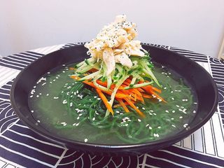 6、韩式鸡汤面,小七用菠菜魔芋面的时候，还加了甜甜的胡萝卜丝，淡淡的菠菜香，配上胡萝卜和黄瓜的味道清甜，非常顺口！
