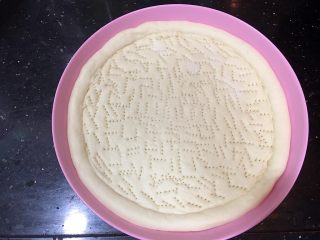 9、超好吃的肉多多披萨????,发到有点涨起时，中间用叉子叉出洞洞