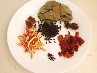 2、麻辣卤鸡爪,准备干调料：干红辣椒段，花椒粒，八角，香叶，桂皮，陈皮，丁香