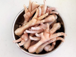 7、麻辣卤鸡爪,直到鸡爪彻底凉透，捞出来沥干水分