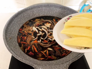 15、麻辣卤鸡爪,加入葱丝和姜片