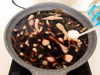 18、麻辣卤鸡爪,再加入适量开水，水量没过鸡爪，加入精盐