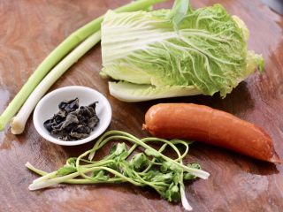 1、火腿炖白菜,首先备齐所有的食材。