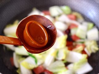 10、火腿炖白菜,锅中放入浓汤宝增加口感。