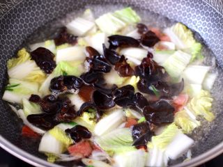 11、火腿炖白菜,加入泡发好的木耳。