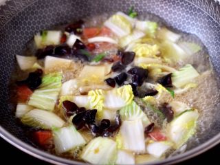 12、火腿炖白菜,大火烧开后，继续中火炖煮至大白菜帮变软。