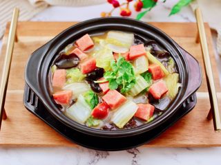 16、火腿炖白菜,鲜甜嫩滑又营养丰富。