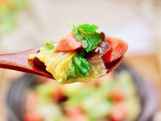 17、火腿炖白菜,吃上一口超级美味，搭配米饭是绝配哟。