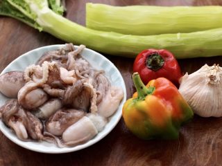 1、桃花蛸爆莴苣,首先备齐所有的食材。