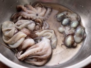 3、桃花蛸爆莴苣,桃花蛸去除杂质后，去除肚子里的内脏。