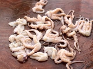 4、桃花蛸爆莴苣,把清理干净的桃花蛸洗净后，用刀切成大片。