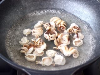 5、桃花蛸爆莴苣,双喜麦饭石锅中，倒入适量的清水煮沸后，放入料酒和少许盐。