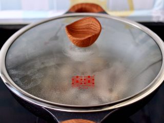 6、桃花蛸爆莴苣,盖上锅盖大火煮开后。