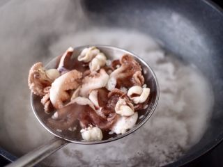 7、桃花蛸爆莴苣,立马用漏勺捞出过冷水备用。