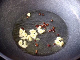 8、桃花蛸爆莴苣,另起锅烧热后，倒入花生油烧热，小火慢慢炸香花椒后，大火爆香蒜片。