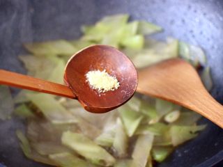 11、桃花蛸爆莴苣,再放入鸡精增加口感。